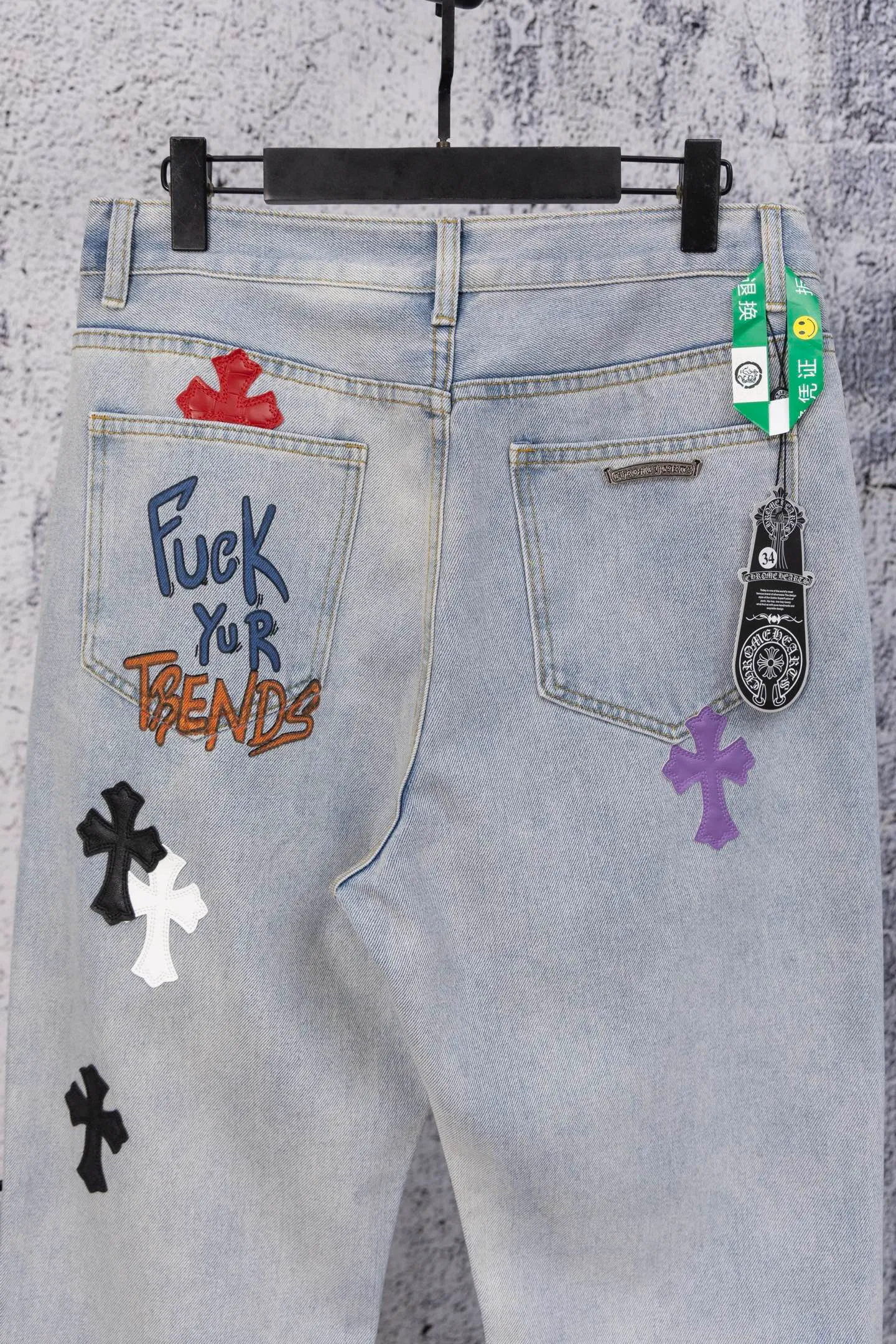 P250 Chromehearts CH limited street graffiti jeans, light blue washed denim, covered with crosses, stars, cartoon characters and other hand-painted graffiti, full of street feel. The counter price is 34W level, patchwork cross flower embellishment, washed jeans! ! An absolutely high-end luxury product, a 1.9W-level god-level single product, a super popular product, made by top heavy industry, a magic weapon that cannot be missed! [About Zangyin] This is an extremely luxurious fashion brand that can also be called the aristocracy of the high street. It has always been an exclusive brand for some hipsters or rich second generations. Compared with ordinary high streets, it is more luxurious and noble. Compared with luxury brands, it is more fashionable and individual. It has always been a brand that I have a special liking for. [Top heavy industry fashion design] Consistently high-street luxury style. Speaking of this style, the Zangyin family and GU family are definitely the leading representative brands. Especially the Zangyin family has really achieved a state-of-the-art effect in creating high-street style. The unique washed material is used to create this style. The color system is already quite eye-catching. After it is decorated with patchwork cross flowers, it cleverly highlights the charm of the brand. Secondly, this style uses classic The high-waist cutting design highlights the long legs and fashionable temperament of the upper body. The brand is highly recognizable and the slim fit configuration is more suitable for daily wear. It is a product that interprets personality, fashion, and specifications at a glance. This single product is enough to make any fan excited. It can be a white T-shirt for a youthful college style, or a tight suspender for a royal style. It has strong matching ability and can be easily controlled by men.  [Materials and craftsmanship] Needless to say, this point goes without saying. As an excellent craftsman brand, Zangyin’s requirements for details and craftsmanship are really perfect. The washed color of this model has gone through so many processes, not to mention the embellishment of denim appliques. It is also purely hand-made and sewn. Just like what they believe in, only hand-made things have soul and have the meaning of wear. A top-notch heavy-duty fashionable denim item, I look forward to your perfect interpretation! !  Color: blue Size: 28-36